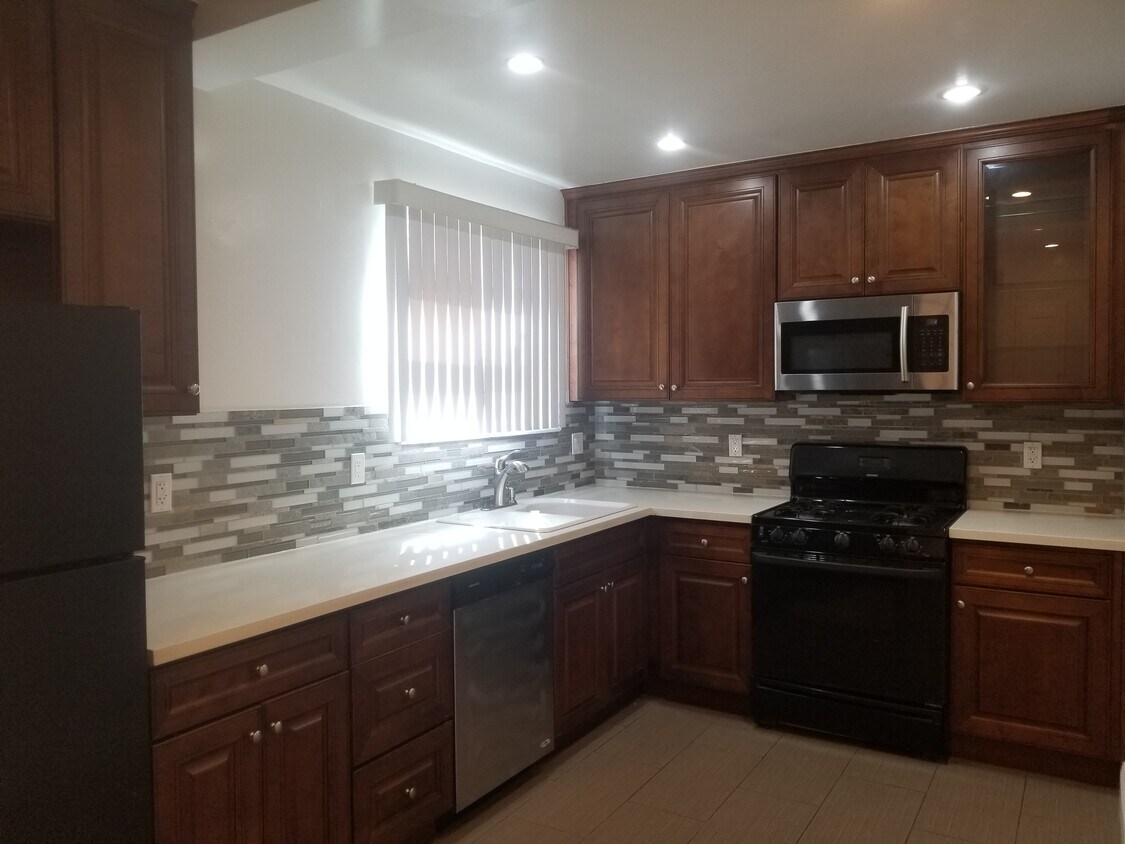 Primary Photo - 5480 Edgewood Pl