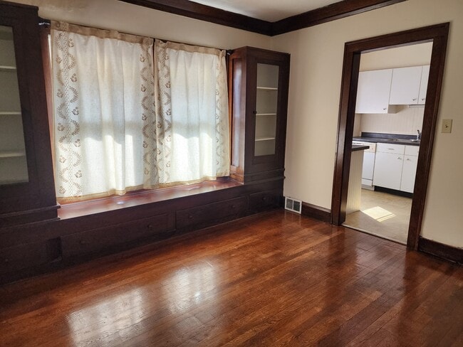 Amplio comedor con suelo de madera y armarios empotrados. Incluye cortinas. - 1382 Webb Rd