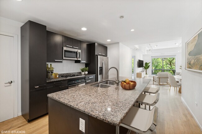 Building Photo - 1422 N La Salle Dr