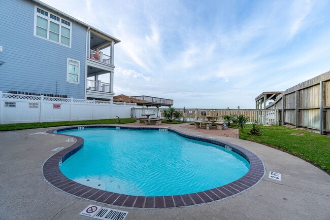 Building Photo - 14898 Granada Dr