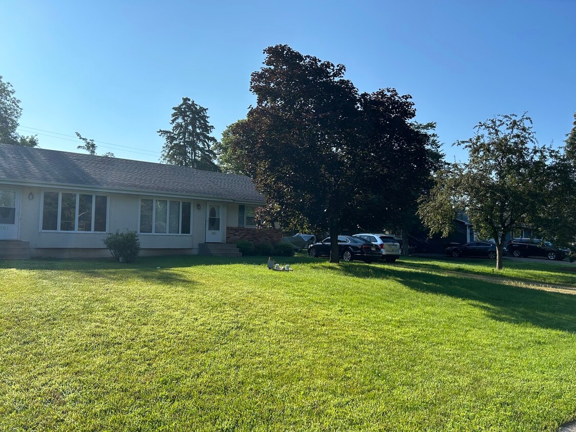 Welcome Home to 383 Queenan - 383 Queenan Ave S