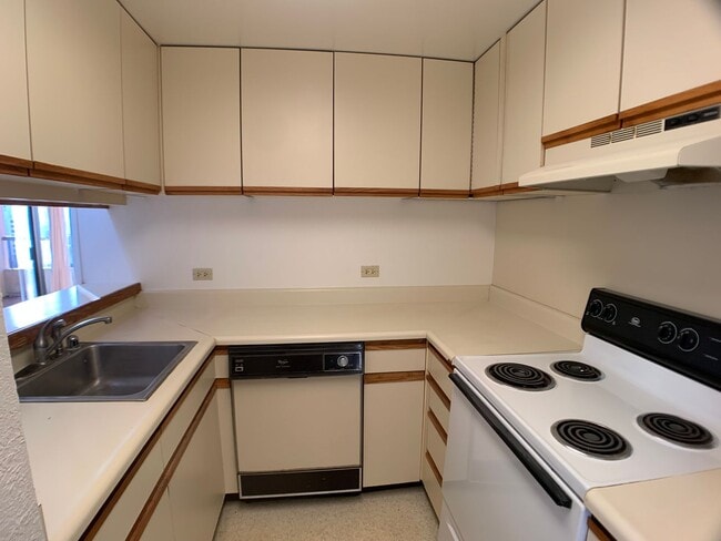 Foto del edificio - Honolulu (Salt Lake) - Plaza Landmark - 1 bedrooms with washer/dryer and 1 parking