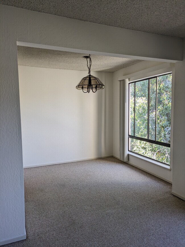 Foto del edificio - 300 N Civic Dr