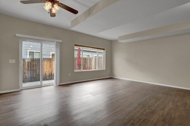 Foto del edificio - "Charming 2-Bedroom Townhouse with 2.5 Bat...