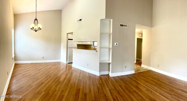 Foto del edificio - 724 Azalea Dr