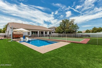Building Photo - 3000 E Parkview Dr