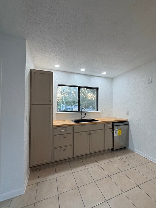 Foto del edificio - 10475 Canyon Village