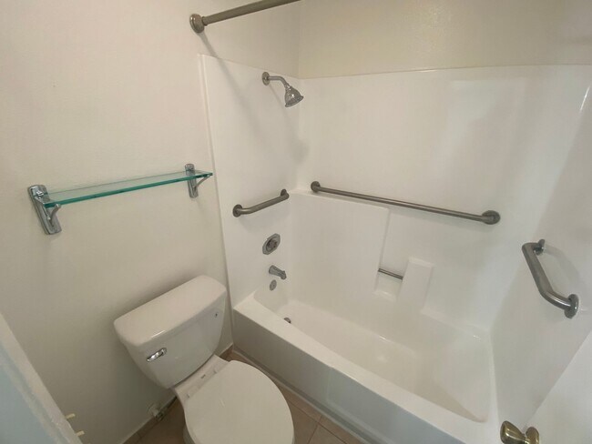 Foto del edificio - Amazing 2 bedroom unit with Lake Mission V...