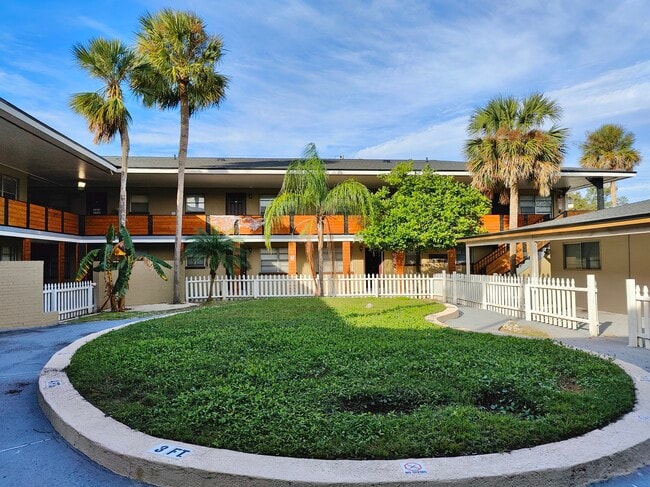 Building Photo - Palms of Arlington