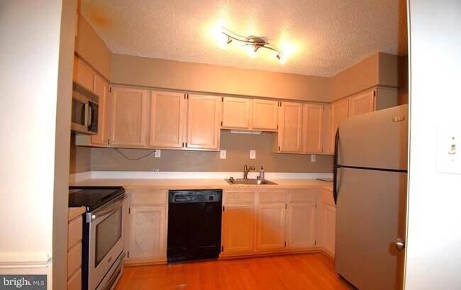 Building Photo - 3101 Patrick Henry Dr