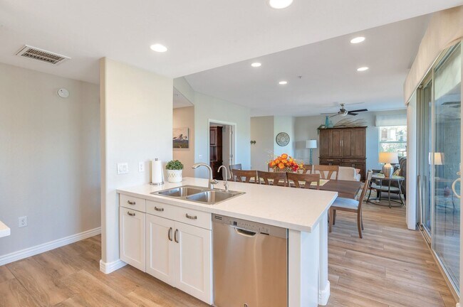 Foto del edificio - Immaculate Condominium with Luxury Features