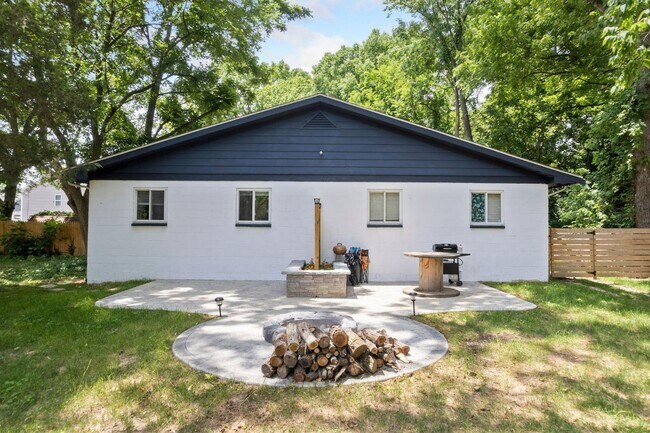 Foto del edificio - 5114 Jameson St