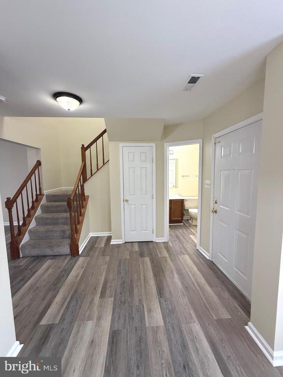 Foto del edificio - 409 Wind Ridge Dr