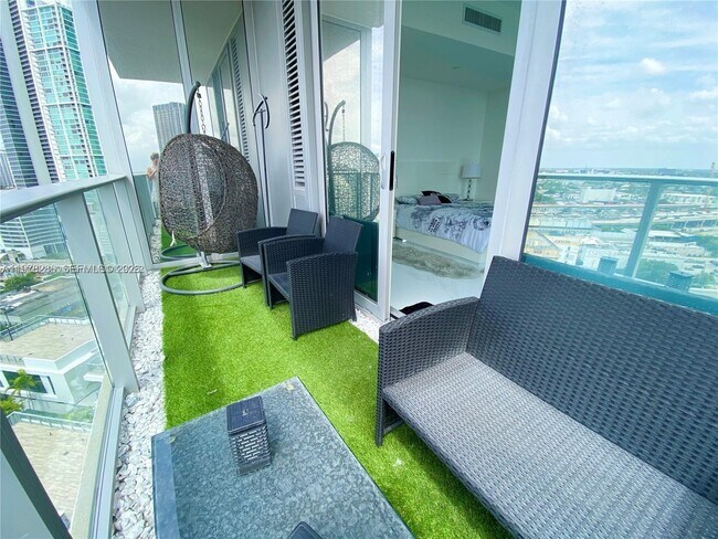 Building Photo - 851 NE 1st Ave