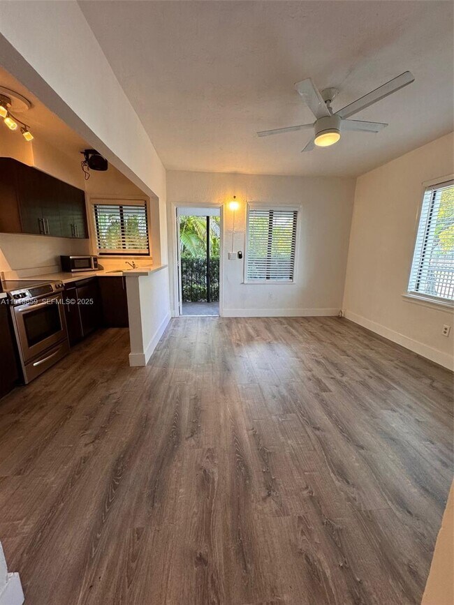 Foto del edificio - 570 NE 69th St