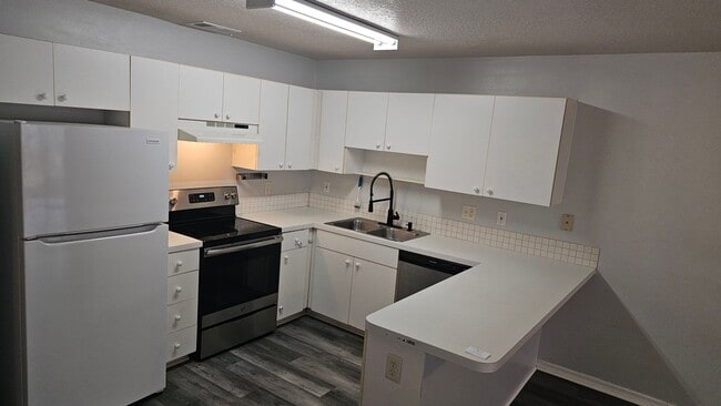 Foto del edificio - NICE! 3BED / 2 BATH / 1 CAR GARAGE (HALF DUPLEX)