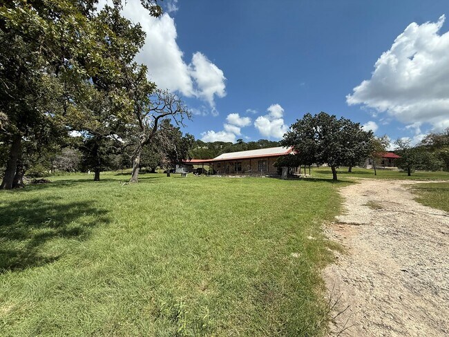 Foto del edificio - 1904 Bear Creek Rd