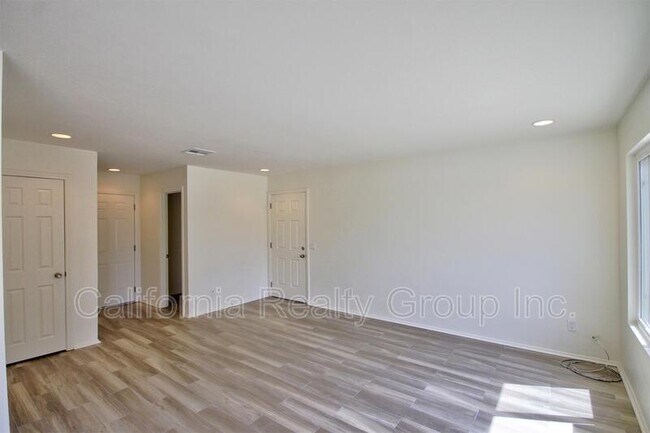 Foto del edificio - 2480 Tahoe Cir
