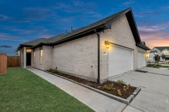 Building Photo - 21027 Bay Vlg Dr