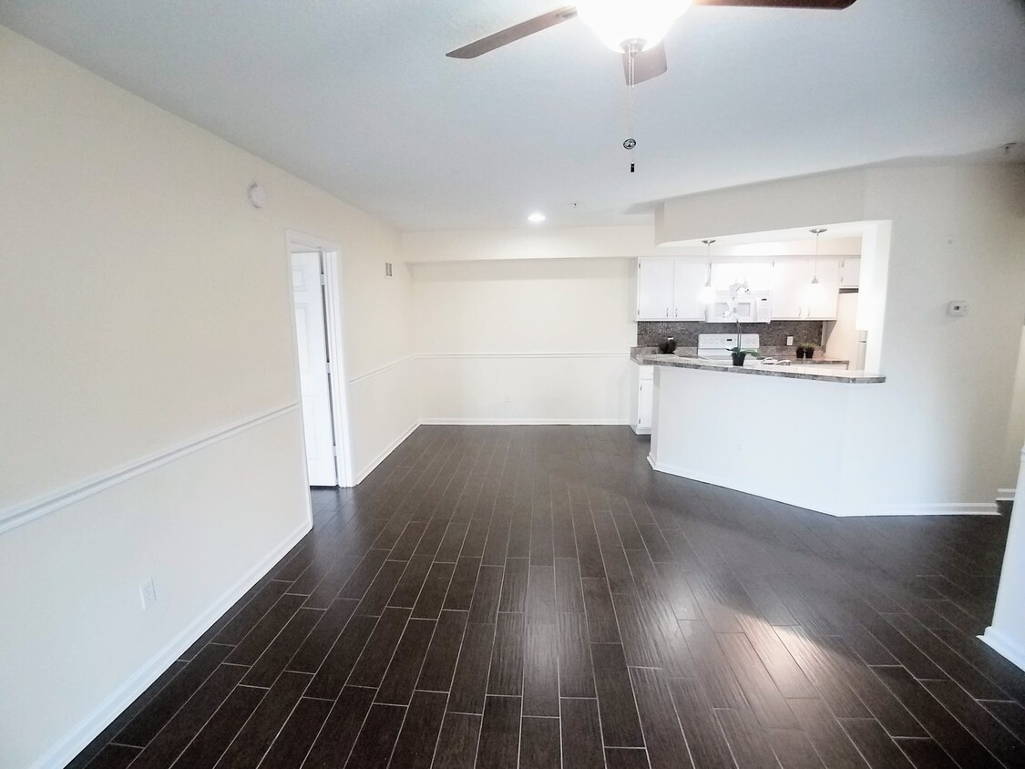 Foto principal - Gorgeous Remodeled 2/2 Floors Condo For Re...