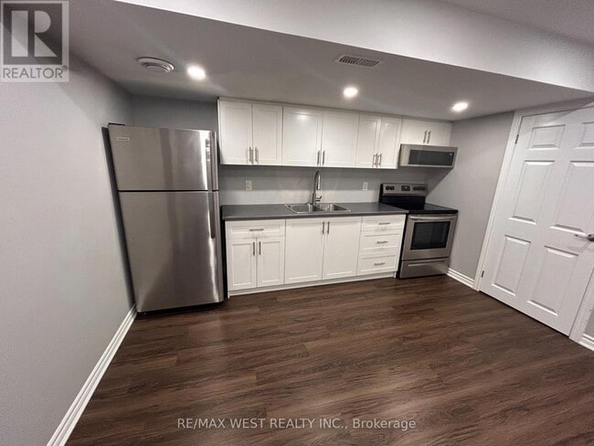 Building Photo - 149 Sharpe Cres