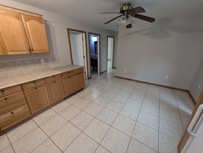 Foto del edificio - Spacious 6-Bedroom Home in Desirable Rocky...