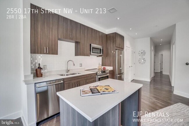 Foto del edificio - Stunning Modern Two Bedroom W/Private Pati...
