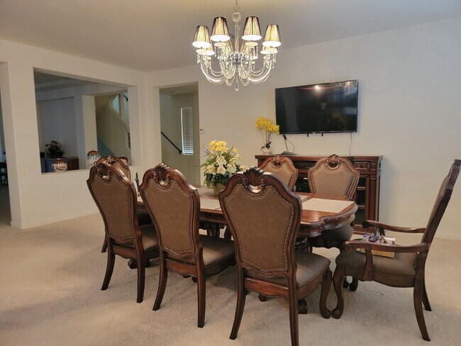 Foto del edificio - 4 bedroom home with a fully self  contained casita with a 3 car garage