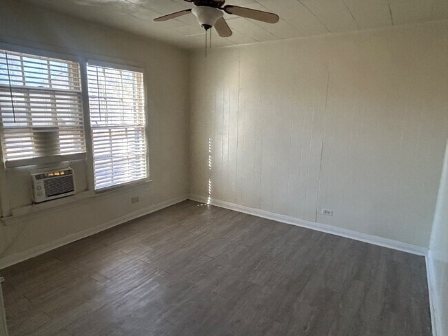 Building Photo - 206 S Pecos St