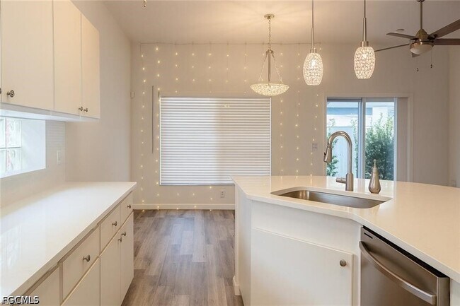 Foto del edificio - 10700 Aqua Surf Ct