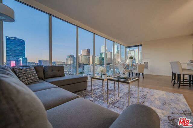 Foto del edificio - 1050 S Grand Ave