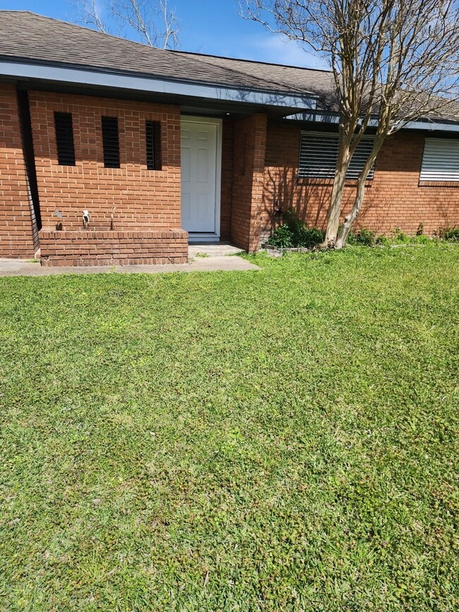 Building Photo - 2930 Danforth Memorial Dr