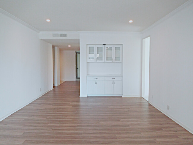 Building Photo - 1271 Granville Ave