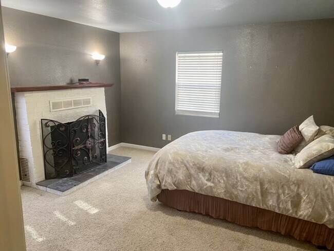 Foto del edificio - Charming 3-Bedroom Cottage with Fenced Yar...