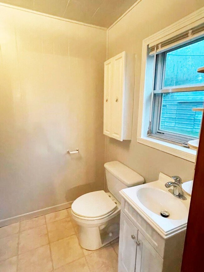 Foto del edificio - Comfortable Home with a Backyard - Bolivar St