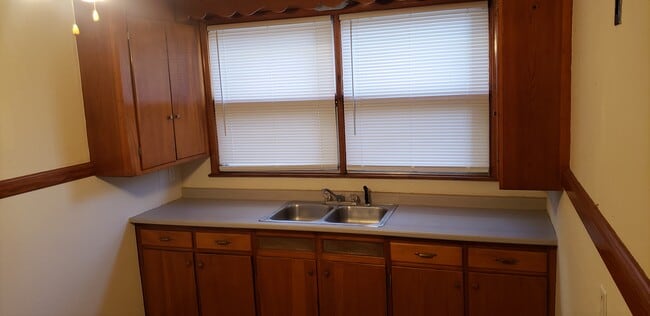 Building Photo - 36 Roberts St