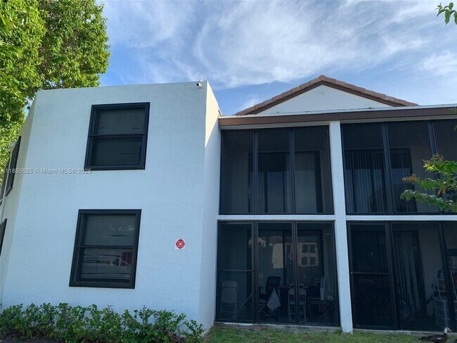 Foto del edificio - 214 Lake Pointe Dr