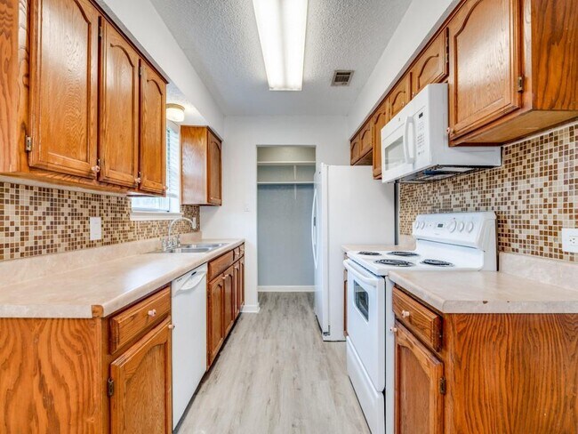 Foto del edificio - 6001 Old Mill Ct