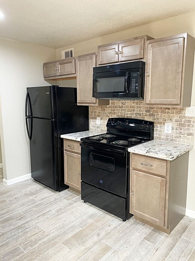 Building Photo - 6023 Bedford Dr