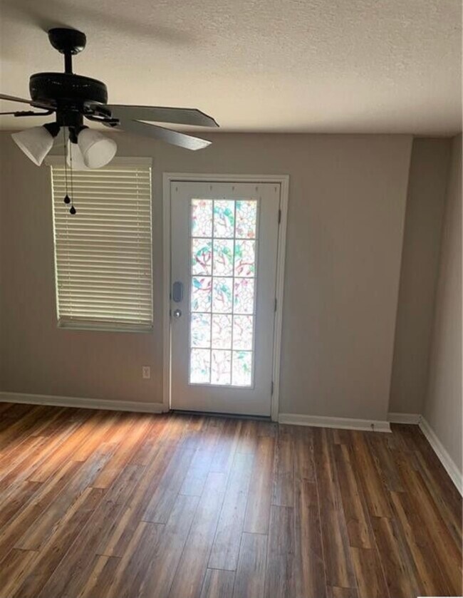 Front door / Livingroom - 216 Trestle Tree