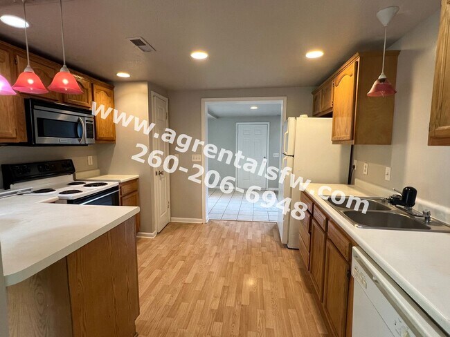 Building Photo - 3 Bedroom House