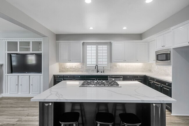 Foto del edificio - Gorgeous 5 Bedroom Home Behind the Gates i...