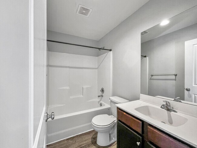 Foto del edificio - Spacious 3BR Home in Raymore, MO | Garage & Pet-Friendly