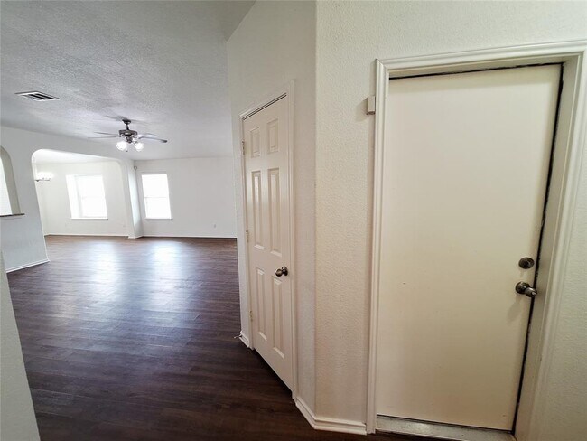 Building Photo - 325 Comal Run
