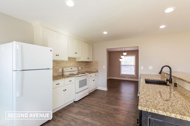 Building Photo - 1305 SW Sunrise Dr