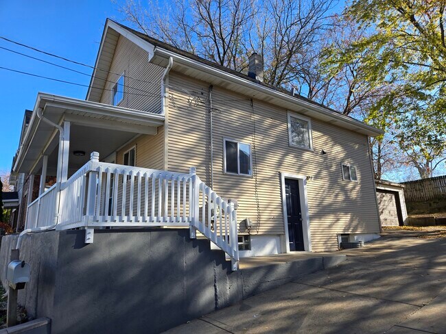 Building Photo - 324 Rosewood Ave