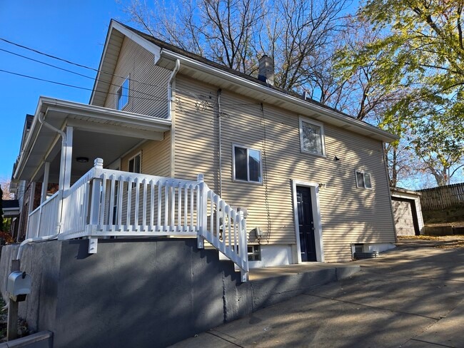 Foto del edificio - 324 Rosewood Ave