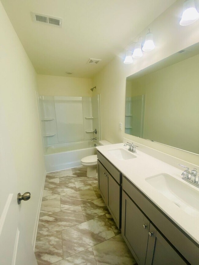 Foto del edificio - Beautiful 4BR/2.5BA Home in Stallings Brook