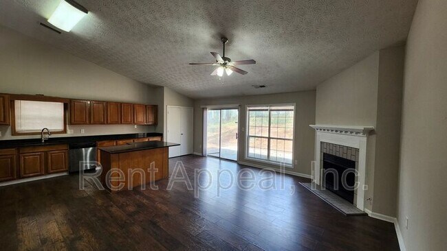 Foto del edificio - 587 N Shore Rd