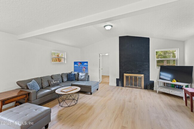 Foto del edificio - 7059 Tynan Ave